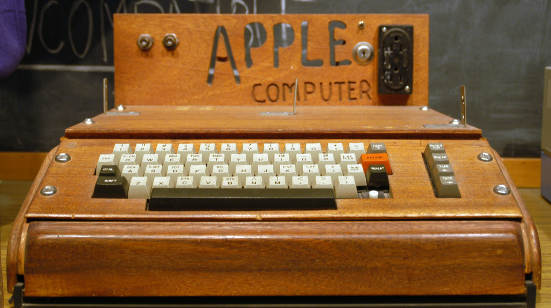 Σαν σήμερα 11 Απριλίου το 1976 λανσάρεται ο πρώτος υπολογιστής της Apple