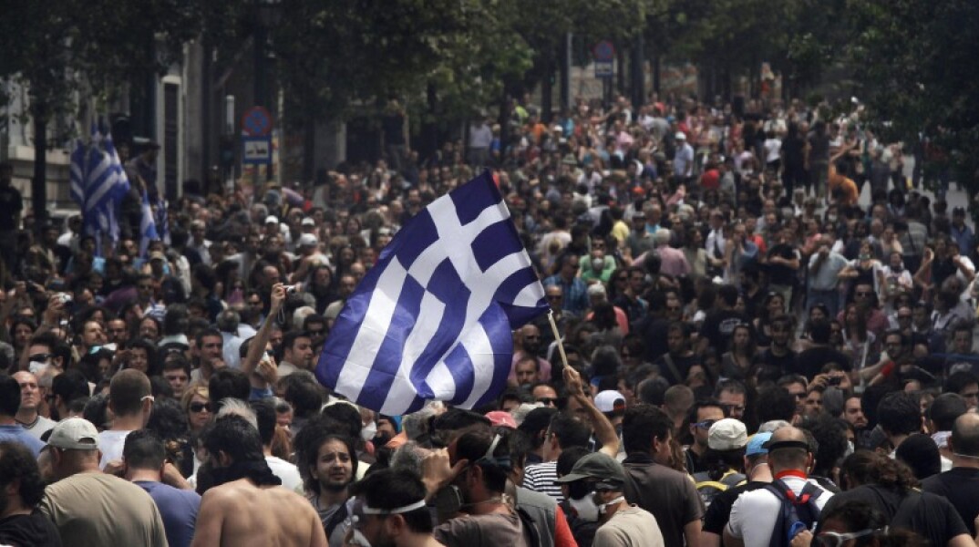 18121971-greece-financial-crisis-06_15_2011-900x450.jpg
