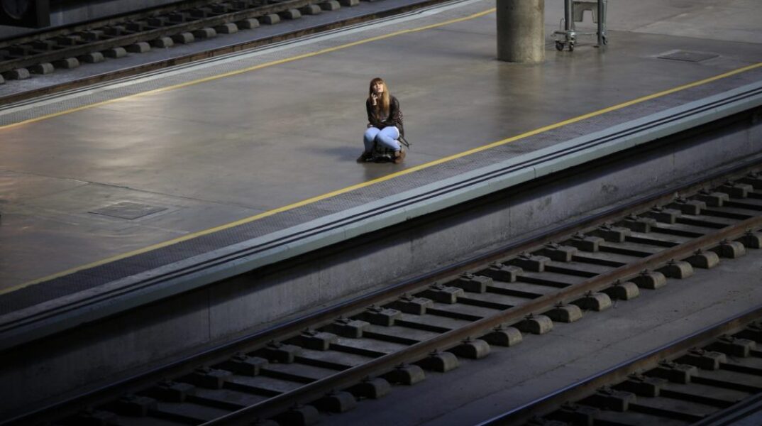 woman-train-platform-e1502185990476-1024x577.jpg