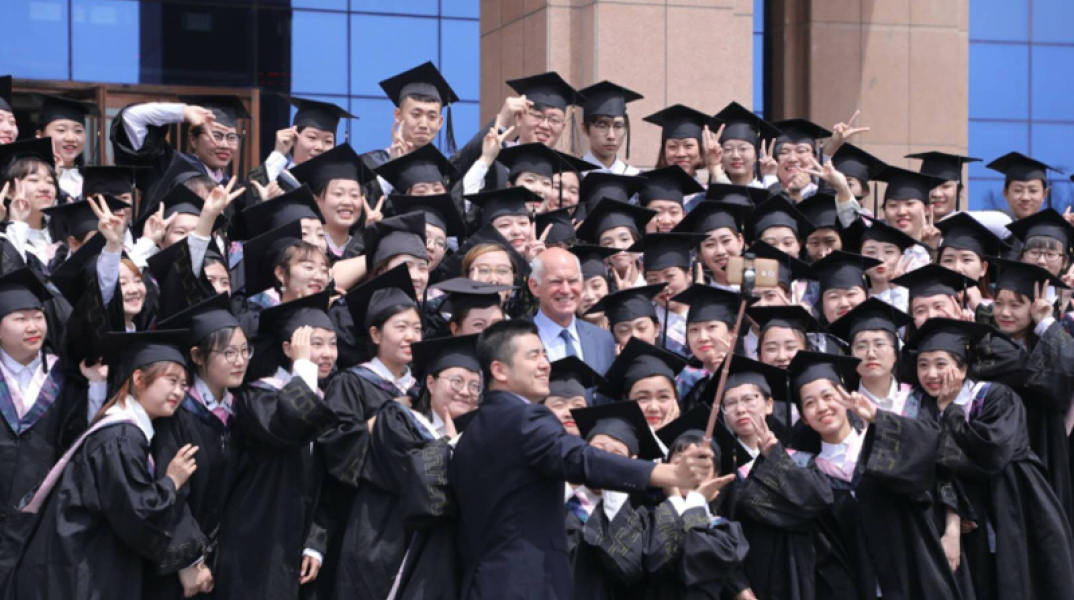 Κινέζοι φοιτητές βγάζουν φωτογραφίες με τον Γιώργο Παπανδρέου 