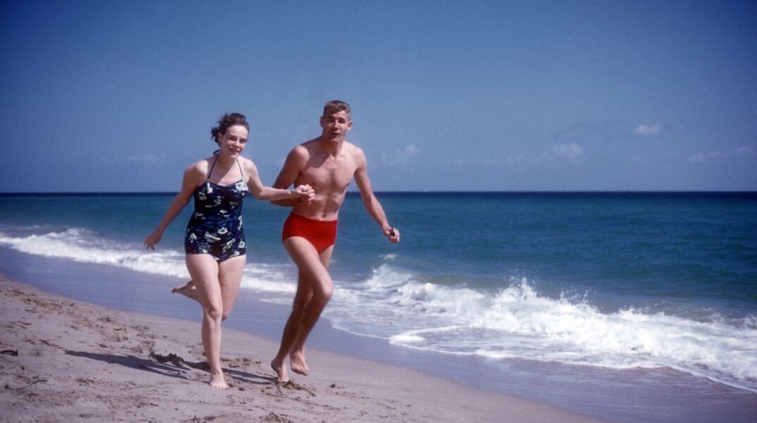 people_on_beaches_in_the_1960s_10.jpg