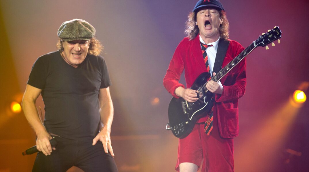 AC/DC  - O τραγουδιστής Brian Johnson και ο κιθαρίστας Angus Young