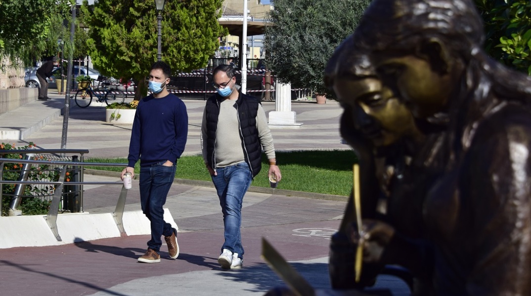 Πολίτες με μάσκα στην Αργολίδα