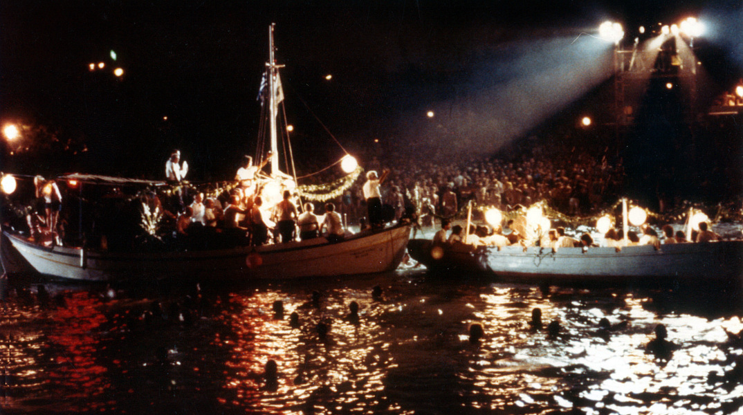 Στιγμιότυπο από το πάρτι και τη συναυλία του Λουκιανού Κηλαηδόνη στη Βουλιαγμένη, το 1983