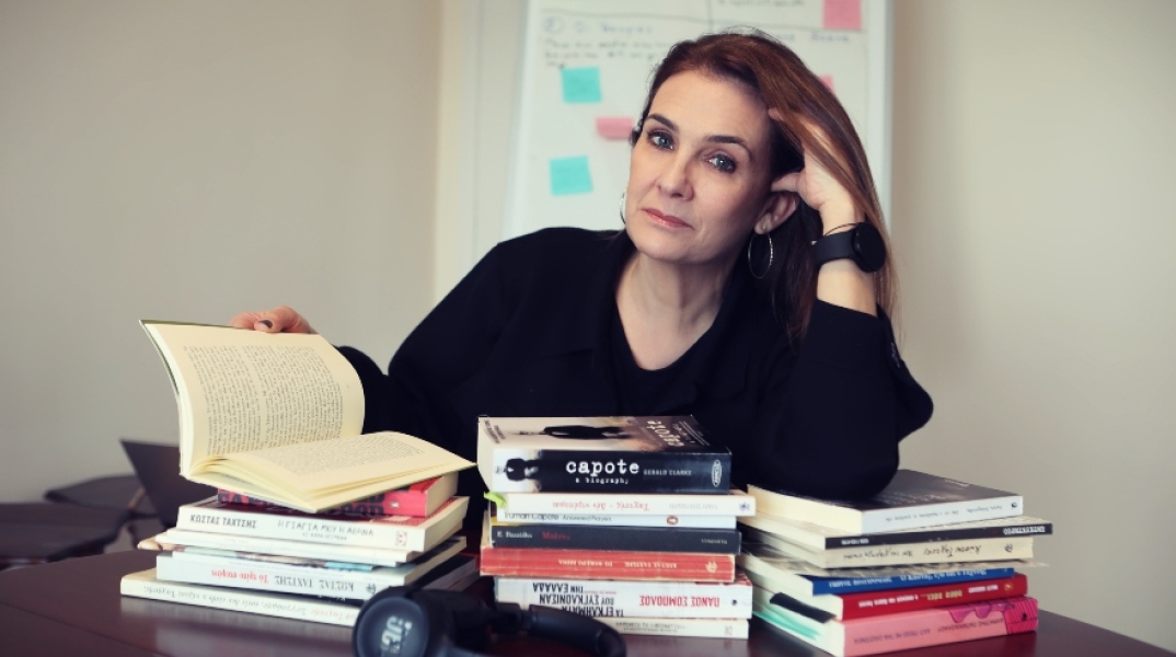 Η Κατερίνα Μπακογιάννη ετοιμάζοντας το νέο της crime podcast για τον Ταχτσή