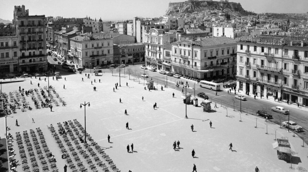 Η Αθήνα μέσα από τα Φωτογραφικά Αρχεία του Μουσείου Μπενάκη ©Δημήτριος Χαρισιάδης, Άποψη της Πλατείας Συντάγματος, 1956