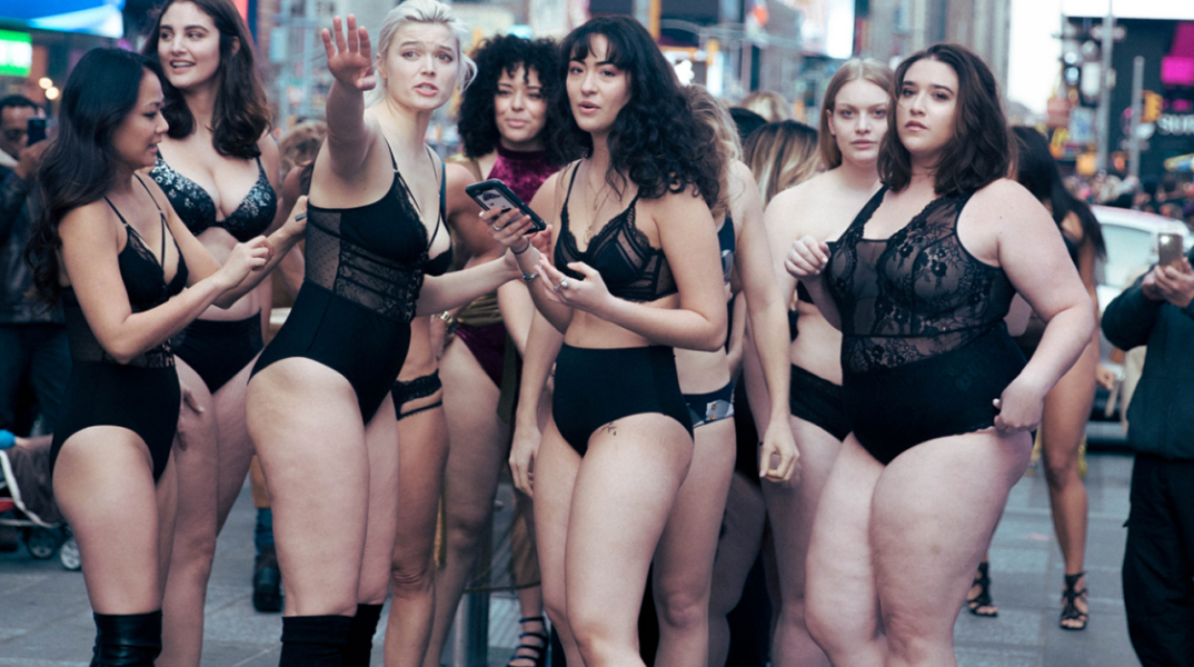 Καθημερινές γυναίκες με αληθινά σώματα έκαναν επίδειξη εσωρούχων στην Times Square