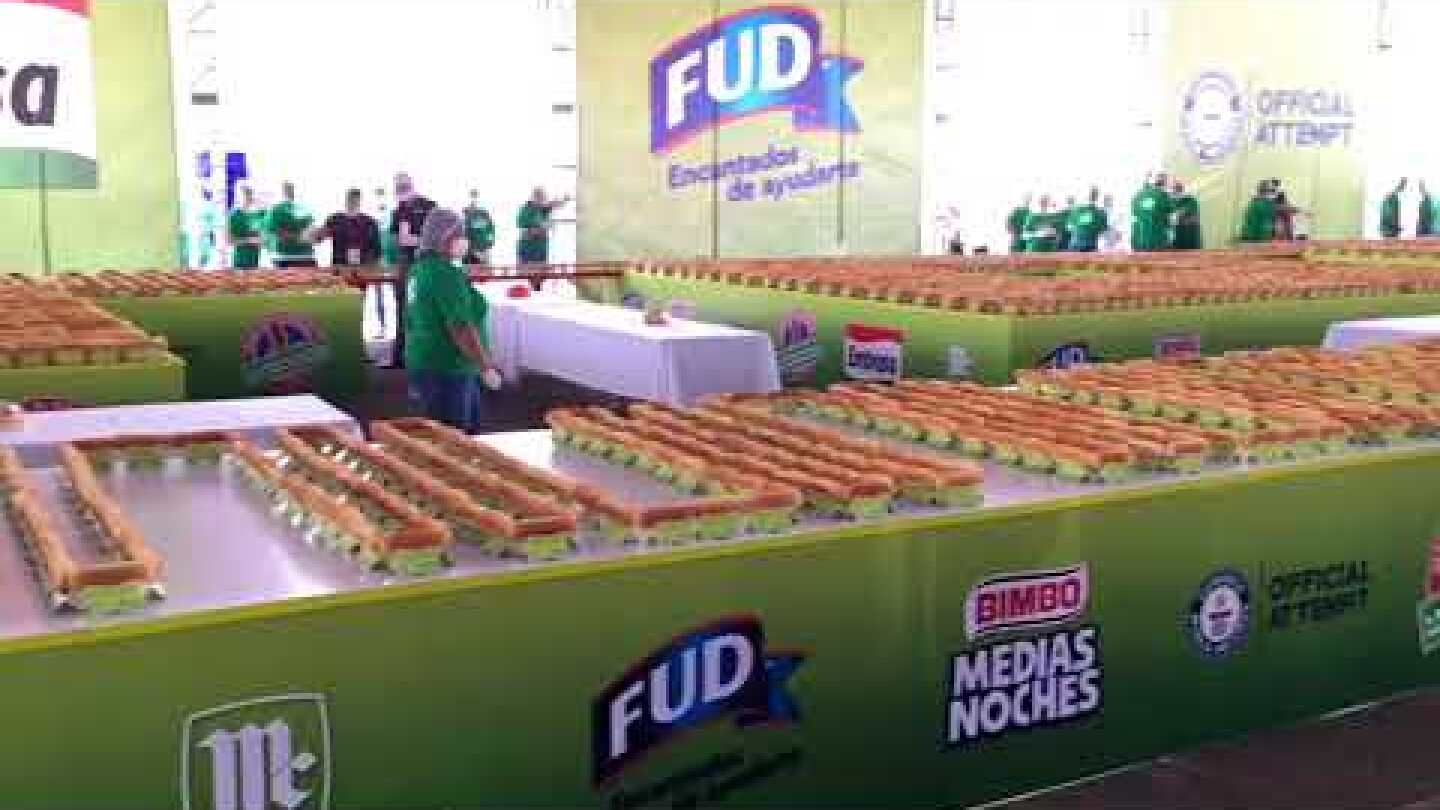 Guadalajara rompe Récord Guinness de la fila de hot dogs más larga del mundo