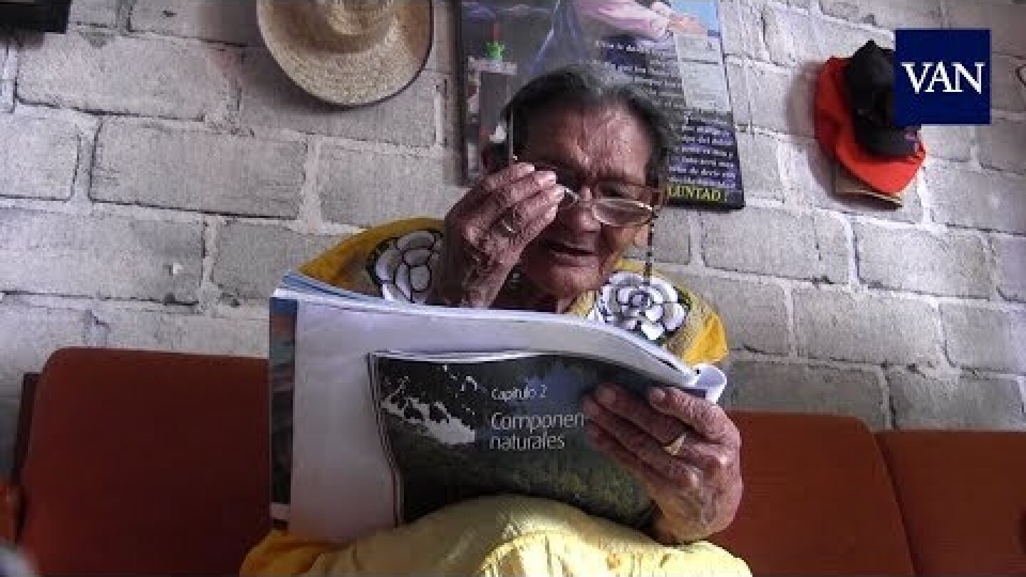 A los 96 años Lupita aprende a leer y a escribir