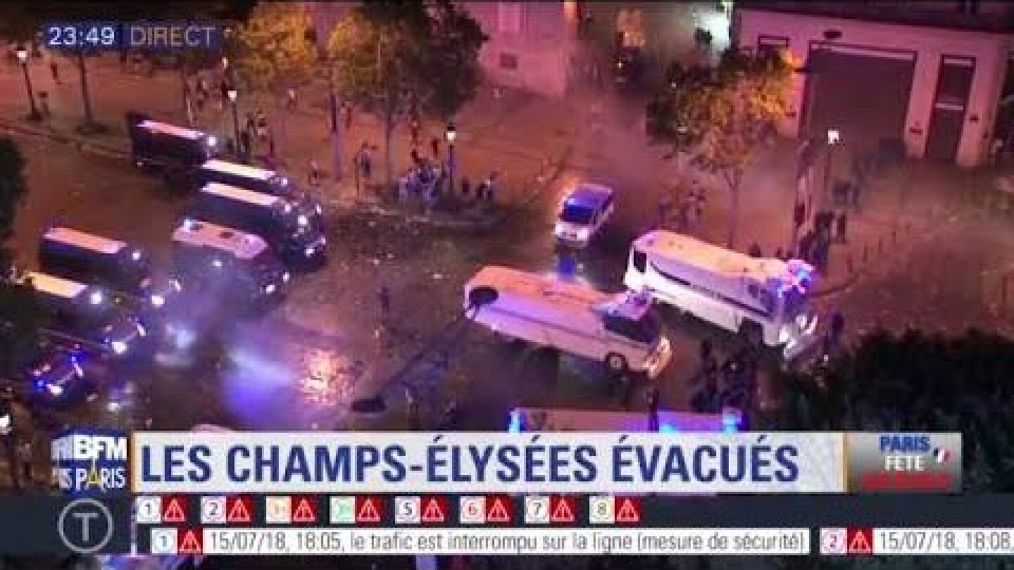 Paris: ambiance de fin de fête sur les Champs-Elysées évacués par les forces de l'ordre