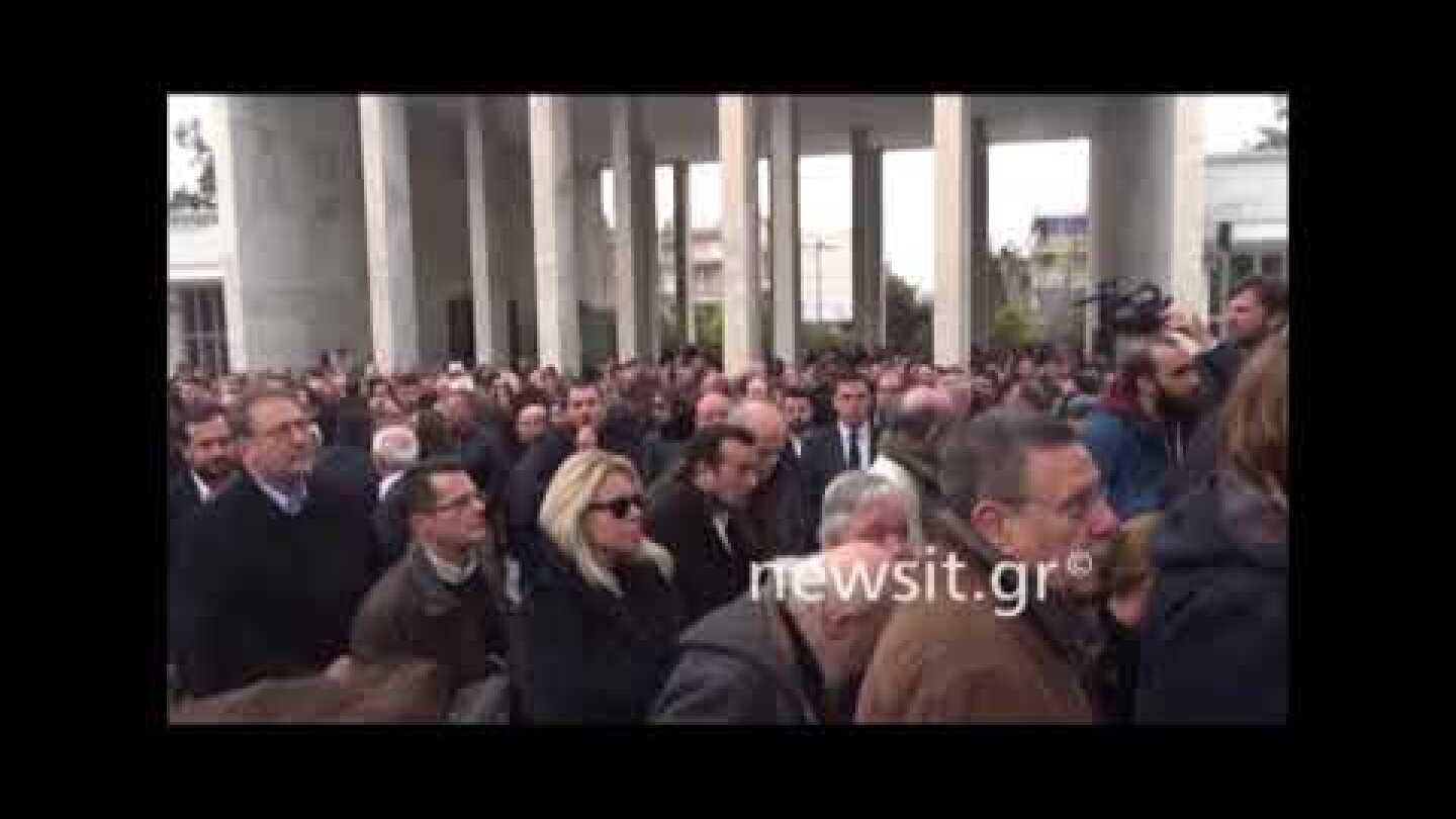 Πλήθος κόσμου στην κηδεία του Θοδωρή Μιχόπουλου