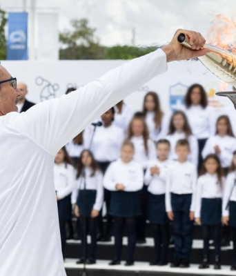 Ο Νικόλας Κακλαμανάκης ανάβει τον βωμό της Ολυμπιακής Φλόγας