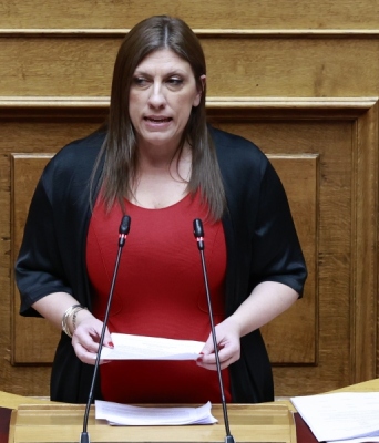 Η πρόεδρος της Πλεύσης Ελευθερίας, Ζωή Κωνσταντοπούλου μιλάει όρθια στη Βουλή