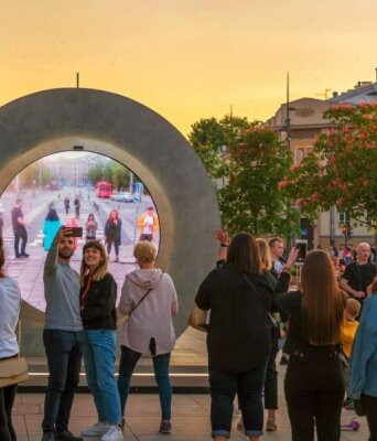 Portals: Ο Benediktas Gylys δημιούργησε μια φουτουριστική «γέφυρα» που συνδέει το Δουβλίνο με τη Νέα Υόρκη