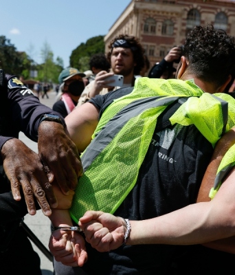 Αστυνομικοί συλλαμβάνουν διαδηλωτή με χειροπέδες