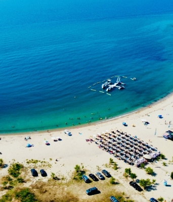 Παραλία σε ελληνικό νησί το καλοκαίρι
