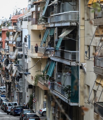 Ακίνητα στην Αθήνα - Η όψη πολυκατοικιών με τέντες