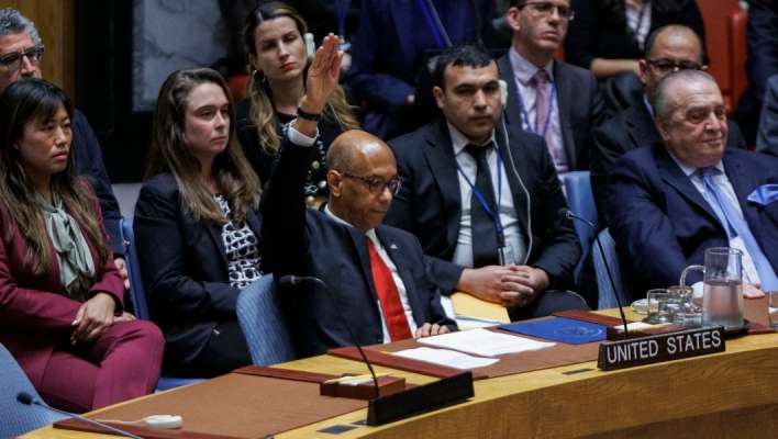 Ο Αντιπρόσωπος των ΗΠΑ, Ρόμπερτ Γουντ σηκώνει το χέρι του για να υποδείξει την ψήφο του κατά της ένταξης της Παλαιστίνης στα Ηνωμένα Έθνη 