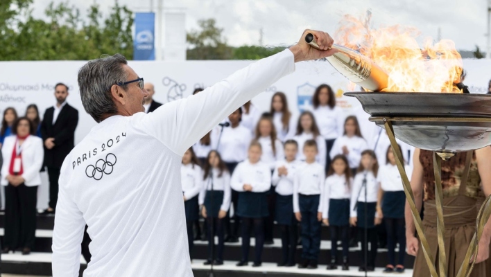Ο Νικόλας Κακλαμανάκης ανάβει τον βωμό της Ολυμπιακής Φλόγας