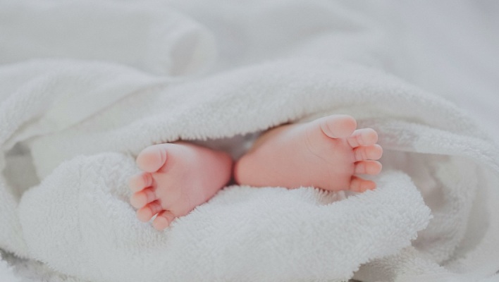 Νεκρό νεογέννητο βρέφος βρέθηκε στη Βραυρώνα- Εν εξελίξει οι έρευνες της ΕΛΑΣ