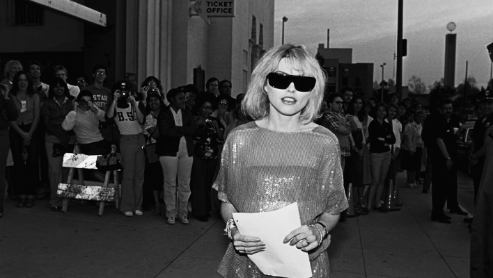 Η Debbie Harry των Blondie με μαύρα γυαλιά - Βραβεία Γκράμι 1980