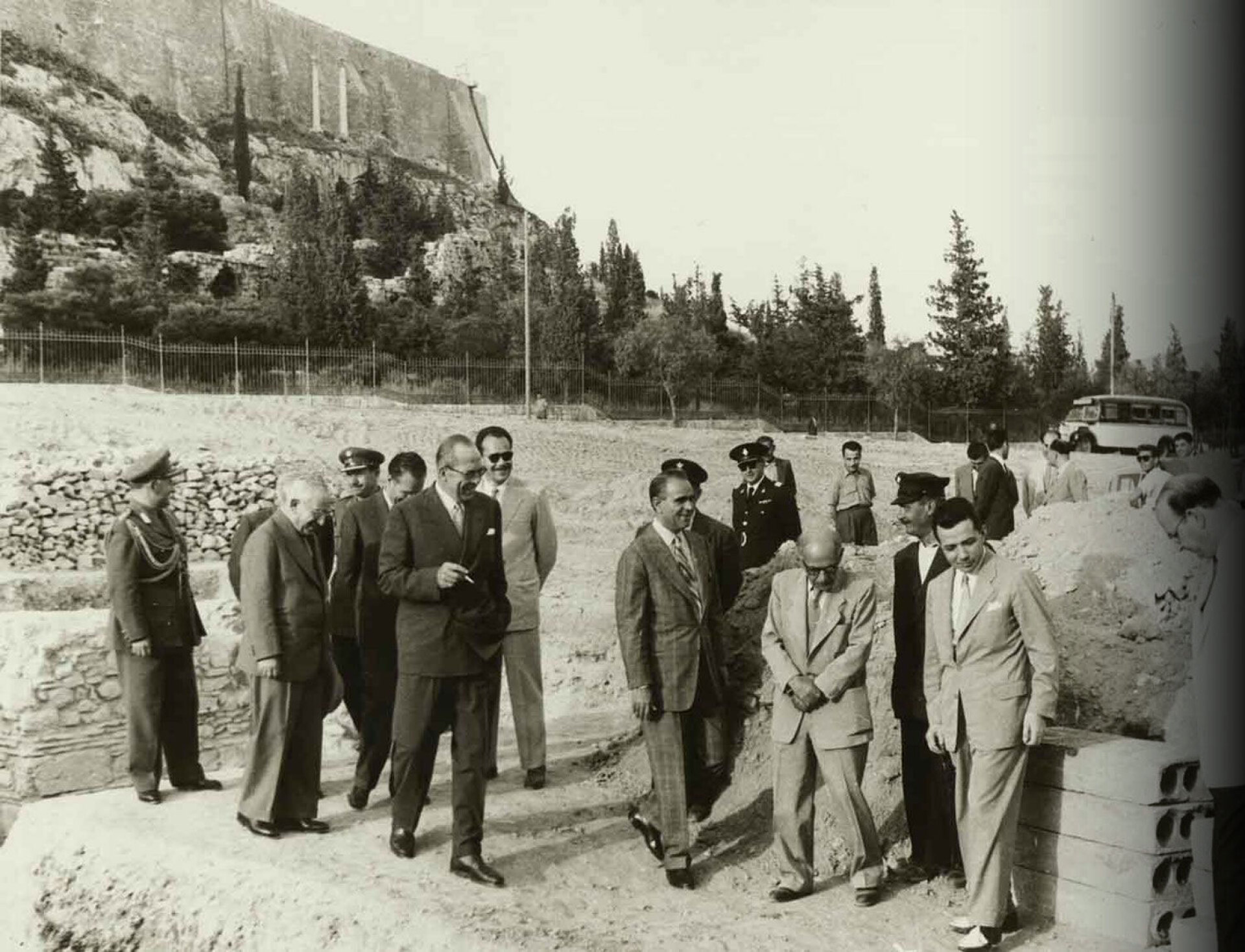 19.-o-konstantinos-karamanlis-kai-o-vasilias-paylos-epitheoroyn-ta-erga-stin-akropoli-maios-1955.jpg