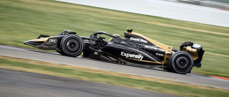 Ο Μπραντ Πιτ πρωταγωνιστεί ως πιλότος της Formula 1 για τις ανάγκες της νέας του ταινίας, «Apex» - Στη δημοσιότητα η πρώτη εικόνα του μονοθέσιου.