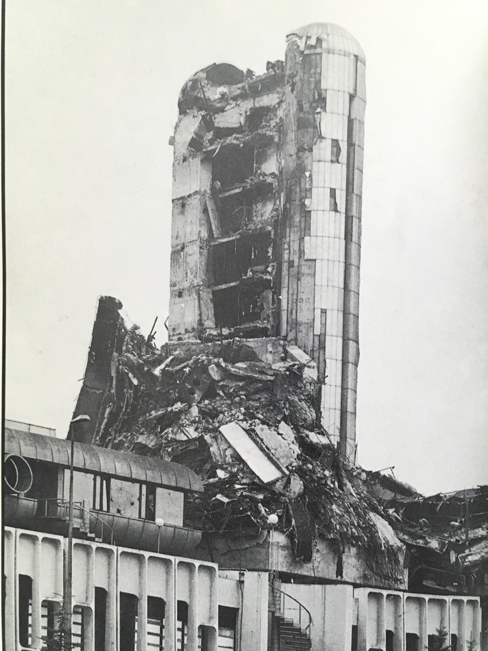  το βομβαρδισμένο κτίριο της εφημερίδας Oslobodjenje
