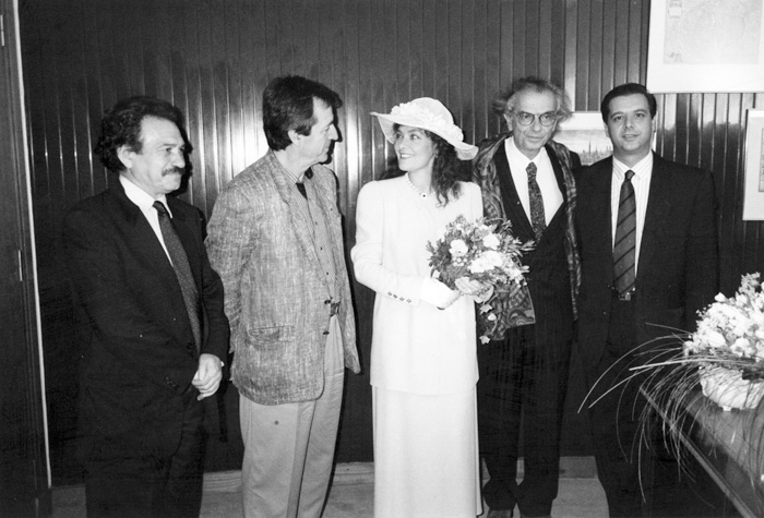 Με το γεν. πρόξενο της Ελλάδος στο Παρίσι Δημήτρη Καραϊτίδη, για τον πολιτικό γάμο της Βάσως Παπαντωνίου με τον Βασίλη Βασιλικό, και κουμπάρους τους Κώστα Γαβρά και Γιάννη Κουνέλλη.