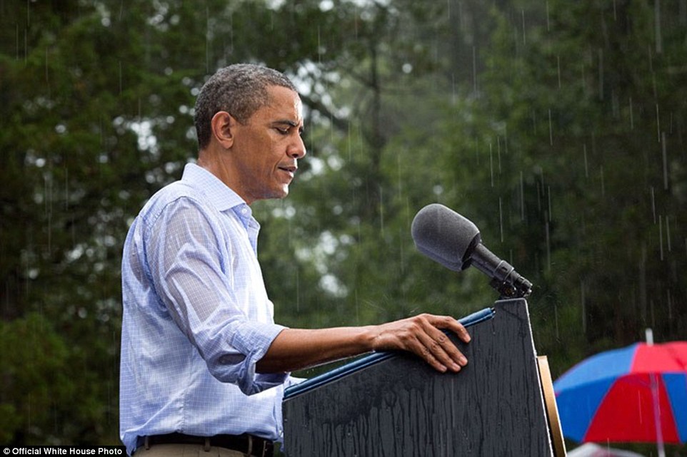 14 Ιουλίου 2012. Επρόκειτο να μιλήσει στο πλήθος μετά από μια σειρά συναντήσεων, όμως βγήκε να κάνει την ομιλία του νωρίτερα έτσι ώστε να μην περιμένουν οι άνθρωποι στη βροχή. 