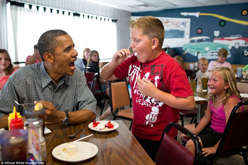 Μοιράζεται μια πίτα φράουλα με ένα νεαρό θαυμαστή, Ohio 2012