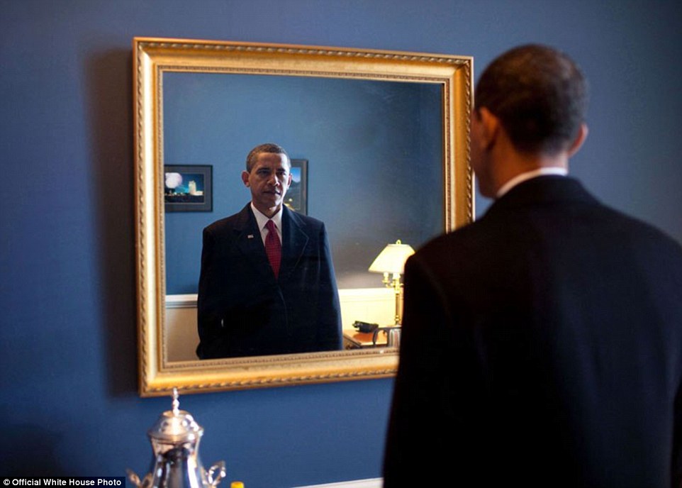 Τελευταία ματιά στον καθρέφτη πριν πάει στο Οβάλ να ορκιστεί επίσημα. 20 Ιανουαρίου 2009