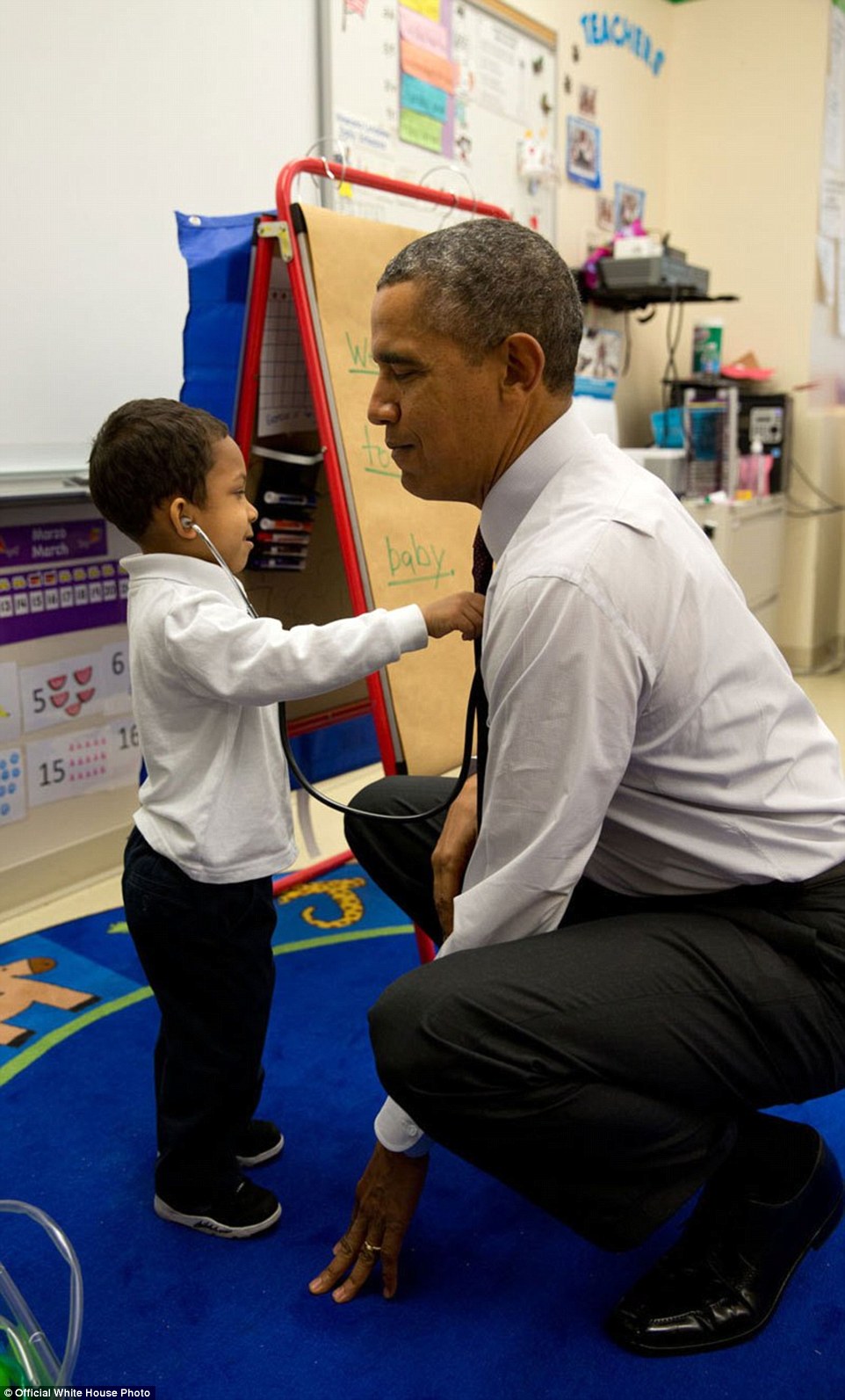 Επίσκεψη σε σχολείο- λίγο πριν φύγει, ο Ομάμα ζήτησε απ'το παιδάκι  που έπαιζε όλη την ώρα με το στηθοσκόπιο να τον εξετάσει