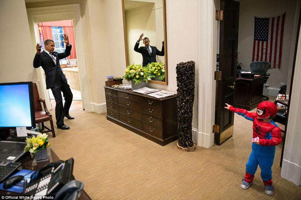 Ο μπαμπάς αυτού του τρίχρονου spiderman δουλεύει στο Λευκό Οίκο