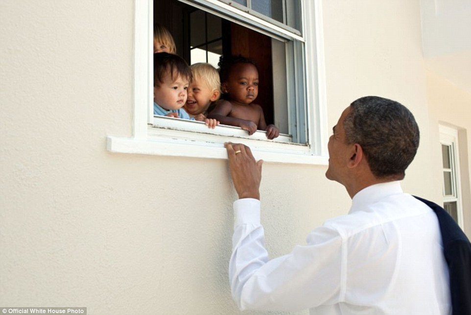 2011- Ο Ομπάμα επισκέπτεται την κόρη του στο σχολείο, το οποίο γειτονεύει με αυτό τον παιδικό σταθμό. 
