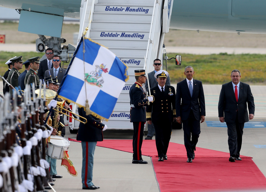 Ο Μπαράκ Ομπάμα κατεβαίνει από το Air Force One. Τον υποδέχθηκε ο Πάνος Καμμένος με μια θερμή χειραψία. Ο Αμερικανός πρόεδρος επιθεώρησε το ελληνικό άγημα.