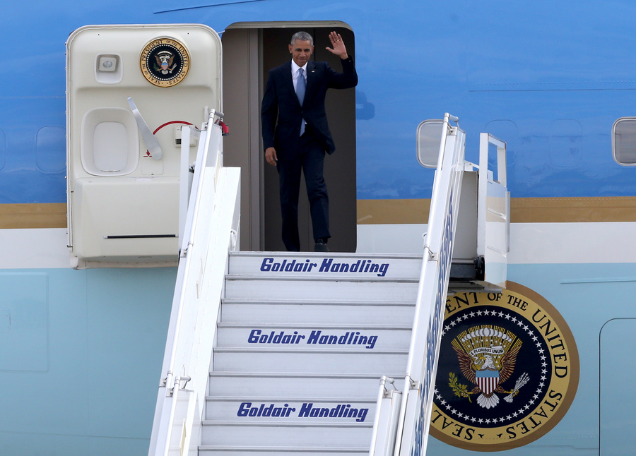 Ο Μπαράκ Ομπάμα κατεβαίνει από το Air Force One. Τον υποδέχθηκε ο Πάνος Καμμένος με μια θερμή χειραψία. Ο Αμερικανός πρόεδρος επιθεώρησε το ελληνικό άγημα.
