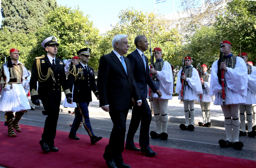 Ο Προκόπης Παυλόπουλος υποδέχεται τον Μπαράκ Ομπάμα στο Προεδρικό Μέγαρο
