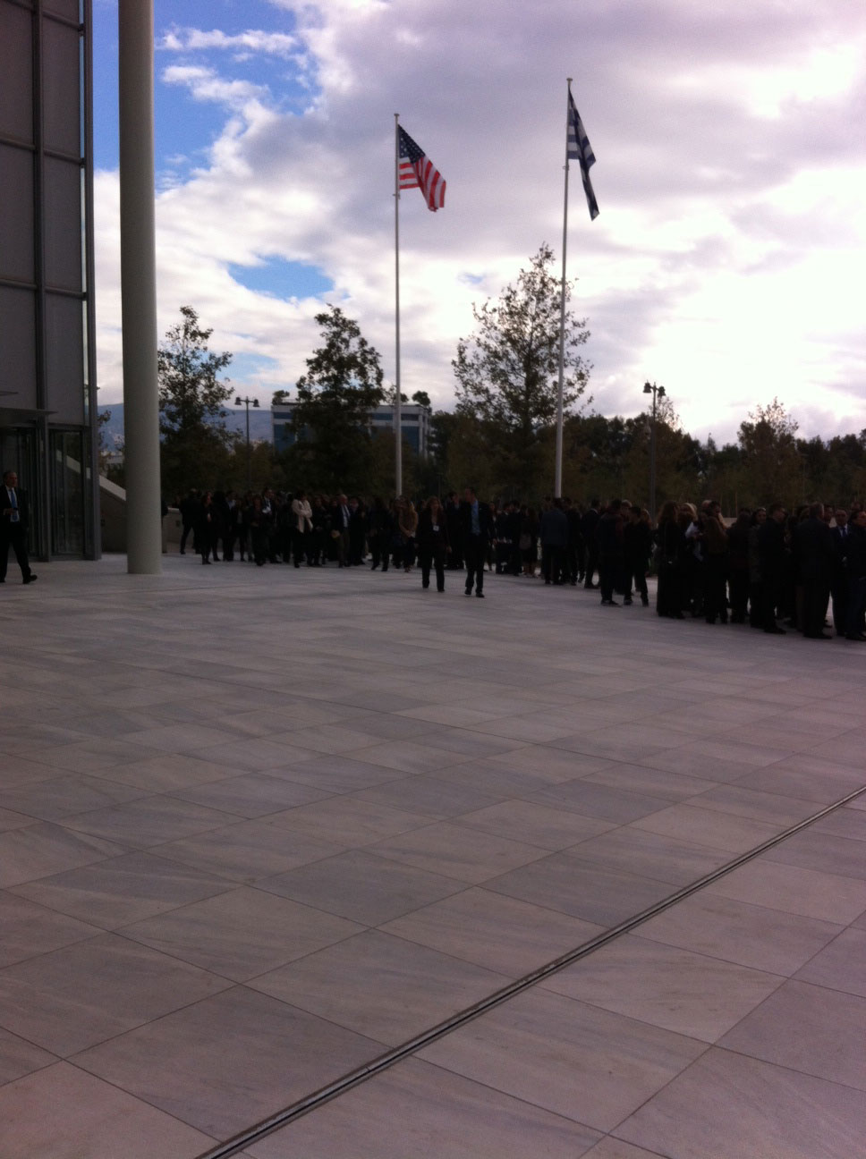 Η ουρά έξω από το Ίδρυμα Σταύρος Νιάρχος, δύο ώρες πριν από την ομιλία Ομπάμα