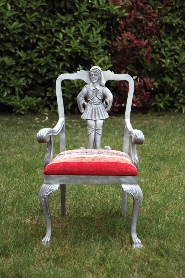 Καρέκλα Leventi Boukolique, έργο του Δ.Α. από χυτό αλουμίνιο και υφαντή κουρελού