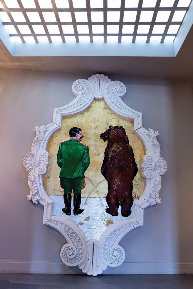 Στο σαλόνι, έργο του Leonid Sokov με τον Στάλιν να ουρεί μαζί με την Αρκούδα