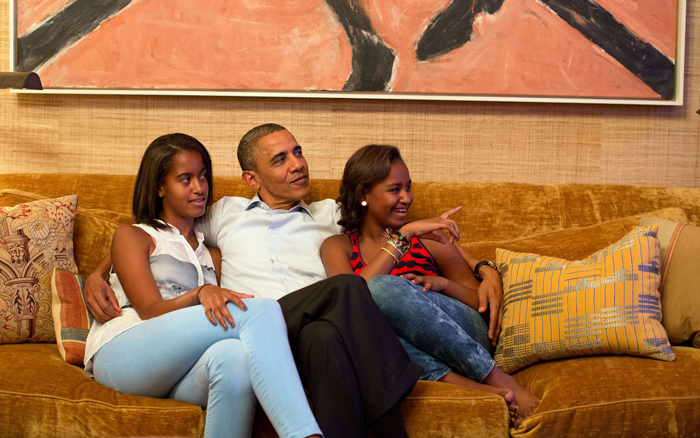 Με τις κόρες του Μάλια και Σάσα παρακολουθούν στην τηλεόραση ομιλία της Μισέλ Ομπάμα – Σεπτέμβριος 2012