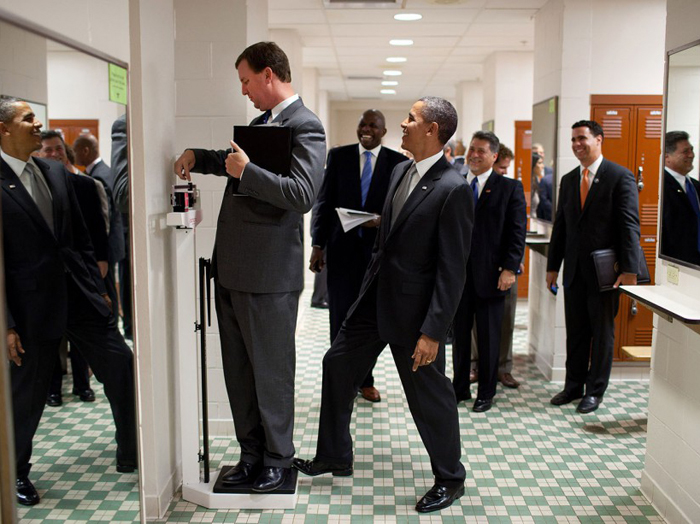 Ενώ ο συνεργάτης του Marvin Nicholson ζυγίζεται στο Πανεπιστήμιο του Ντάλας, ο Ομπάμα βάζει κρυφά πόδι στη ζυγαριάse – Αύγουστος 2010 