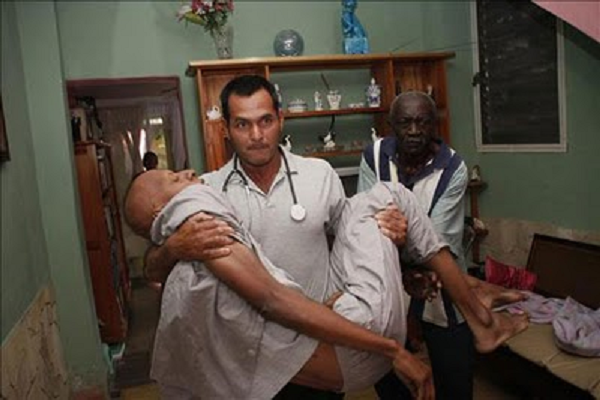 Ο Γκιγιέρμο Φαρίνιας, μεταφέρεται από το νοσοκομείο στο σπίτι του και, εκεί, αρχίζει ξανά απεργία πείνας (Αύγουστος 2010)