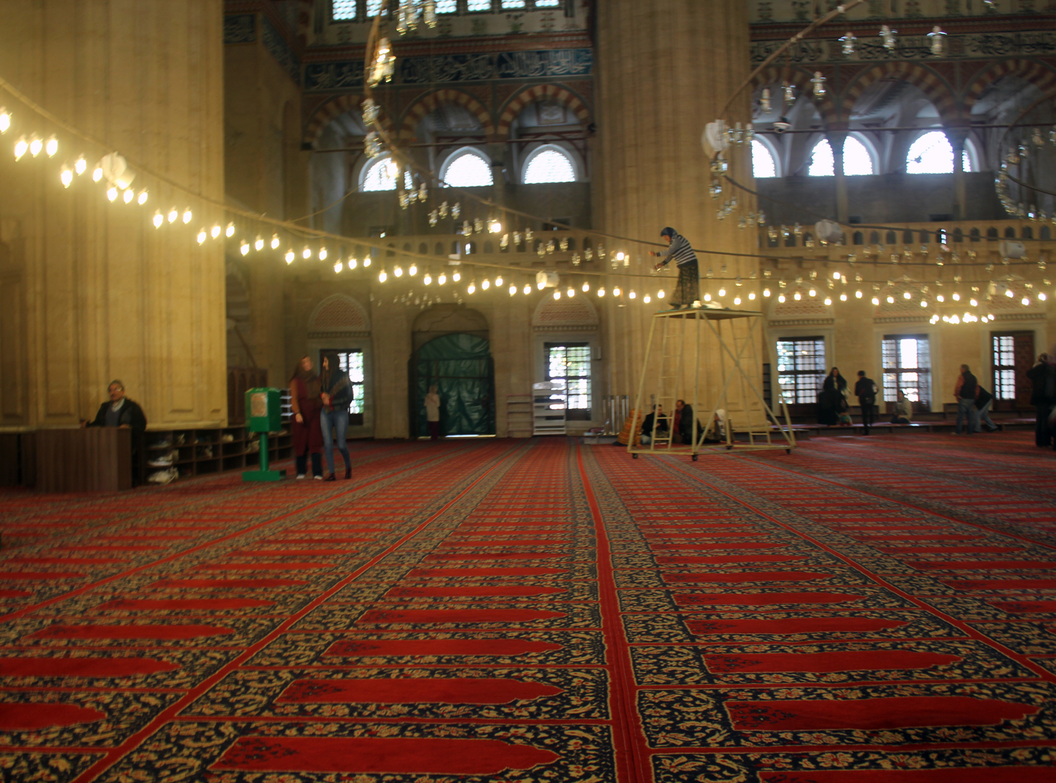 Το φυσικό φως μπαίνει στο τζαμί από 999 παράθυρα. Οι πολυέλαιοι χρησιμοποιούνται ως επιπλέον φωτισμός και κρέμονται χαμηλά για να φωτίζουν όσο το δυνατόν περισσότερο τον τεράστιο χώρο.