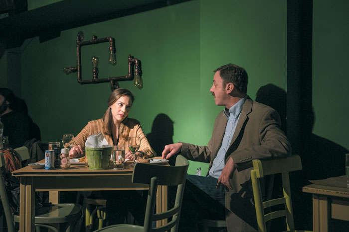 «Ο Κόκκορας» ξεκίνησε την ιστορία του το 2014 και είναι το πρώτο θεατρικό σίριαλ που διαδραματίζεται σε εστιατόριο.