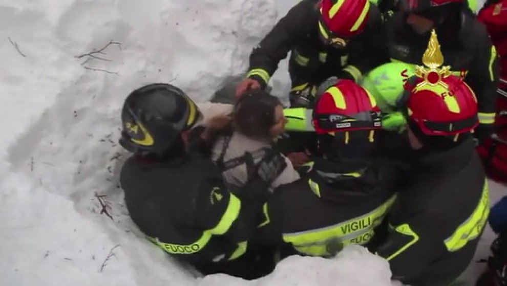 Η στιγμή της διάσωσης μιας μητέρας και του γιου της, έπειτα από 42 ώρες στο χιόνι και τα χαλάσματα