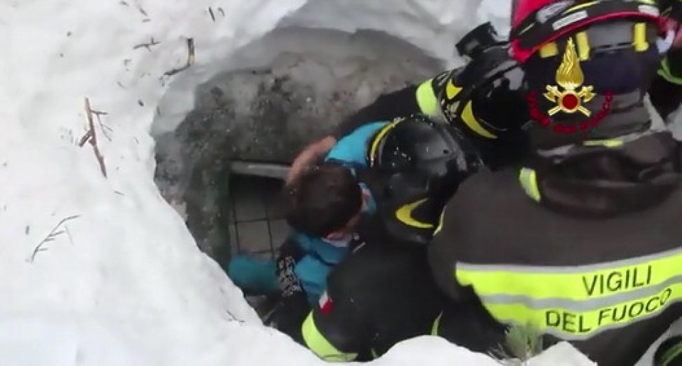 Η στιγμή της διάσωσης μιας μητέρας και του γιου της, έπειτα από 42 ώρες στο χιόνι και τα χαλάσματα