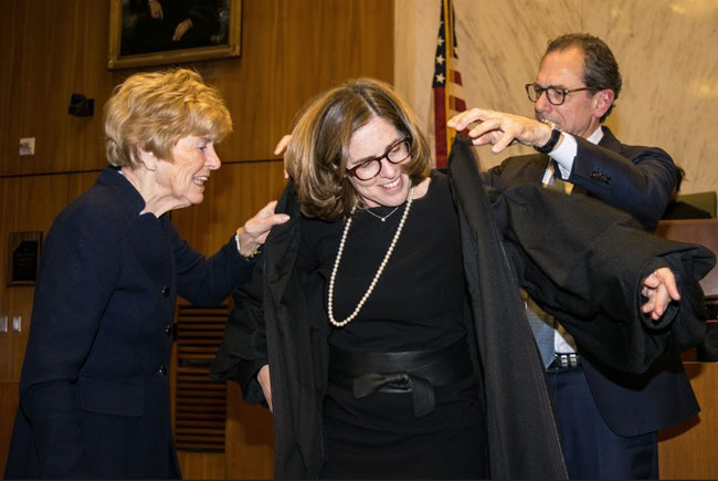 Η μητέρα της Mary Donelly και ο σύζυγός της Michael Toth την βοηθούν να φορέσει την ειδική στολή την ημέρα της ορκωμοσίας της στη Νέα Υόρκη