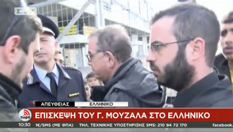 Πρόσφυγες δεν αφήνουν τον Μουζάλα να μπει στο Ελληνικό (εικόνες) Πρόσφυγες δεν αφήνουν τον Μουζάλα να μπει στο Ελληνικό (εικόνες)
